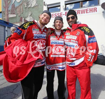 Eishockey. Bundesliga. KAC. Abfahrt mit dem KAC Bus nach Linz. Markus Pirmann, Tyler Scofield, Andy Chiodo. Klagenfurt, 21.3.2013.
Foto: Kuess
---
pressefotos, pressefotografie, kuess, qs, qspictures, sport, bild, bilder, bilddatenbank