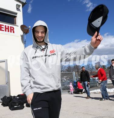 Eishockey. Bundesliga. KAC. Abfahrt mit dem KAC Bus nach Linz. Raphael Herburger. Klagenfurt, 21.3.2013.
Foto: Kuess
---
pressefotos, pressefotografie, kuess, qs, qspictures, sport, bild, bilder, bilddatenbank