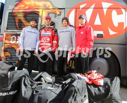 Eishockey. Bundesliga. KAC. Abfahrt mit dem KAC Bus nach Linz. Thomas Koch, Johannes Kirisits, Rene Swette, Lundmark Jamie. Klagenfurt, 21.3.2013.
Foto: Kuess
---
pressefotos, pressefotografie, kuess, qs, qspictures, sport, bild, bilder, bilddatenbank