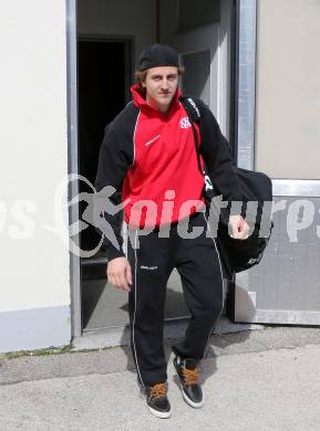 Eishockey. Bundesliga. KAC. Abfahrt mit dem KAC Bus nach Linz. Maximilian Isopp. Klagenfurt, 21.3.2013.
Foto: Kuess
---
pressefotos, pressefotografie, kuess, qs, qspictures, sport, bild, bilder, bilddatenbank