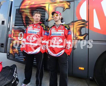 Eishockey. Bundesliga. KAC. Abfahrt mit dem KAC Bus nach Linz. Furey Kirk, Johannes Kirisits. Klagenfurt, 21.3.2013.
Foto: Kuess
---
pressefotos, pressefotografie, kuess, qs, qspictures, sport, bild, bilder, bilddatenbank