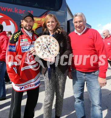 Eishockey. Bundesliga. KAC. Abfahrt mit dem KAC Bus nach Linz. Thomas Koch. Klagenfurt, 21.3.2013.
Foto: Kuess
---
pressefotos, pressefotografie, kuess, qs, qspictures, sport, bild, bilder, bilddatenbank