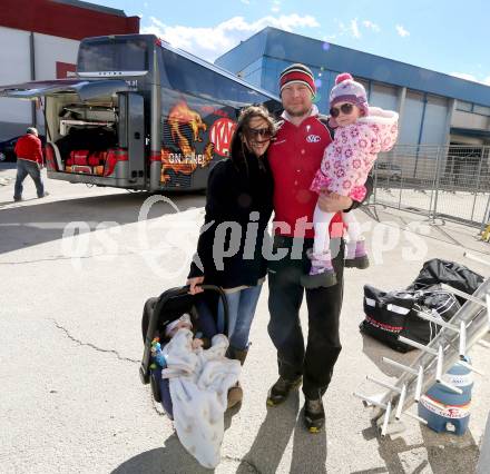 Eishockey. Bundesliga. KAC. Abfahrt mit dem KAC Bus nach Linz. Mike Siklenka mit Gattin Jolene, Tochter Reyn. Klagenfurt, 21.3.2013.
Foto: Kuess
---
pressefotos, pressefotografie, kuess, qs, qspictures, sport, bild, bilder, bilddatenbank