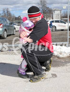 Eishockey. Bundesliga. KAC. Abfahrt mit dem KAC Bus nach Linz. Mike Siklenka mit Tochter Reyn. Klagenfurt, 21.3.2013.
Foto: Kuess
---
pressefotos, pressefotografie, kuess, qs, qspictures, sport, bild, bilder, bilddatenbank