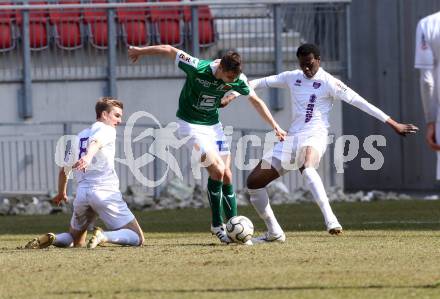 Fussball Regionalliga. SK Austria Klagenfurt gegen SV Wallern. Peter Pucker, Eric Akoto, (Austria Klagenfurt), Dominic Schierhuber  (Wallern). Klagenfurt, 23.3.2013.
Foto: Kuess
---
pressefotos, pressefotografie, kuess, qs, qspictures, sport, bild, bilder, bilddatenbank