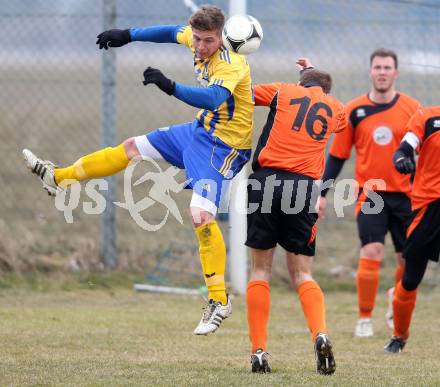 Fussball Unterliga Ost. Liebenfels gegen SPG SV Magdalensberg/Eberndorfer AC. Sebastian Schmid, (Liebenfels),Primoz Urlep  (Magdalensberg/Eberndorf). Liebenfels, 24.3.2013.
Foto: Kuess
---
pressefotos, pressefotografie, kuess, qs, qspictures, sport, bild, bilder, bilddatenbank