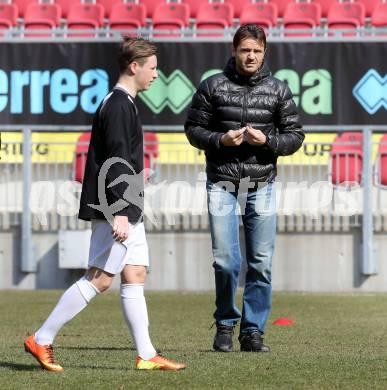 Fussball Regionalliga. SK Austria Klagenfurt gegen SV Wallern. Heimo Vorderegger, Fabian Miesenboeck (Austria Klagenfurt). Klagenfurt, 23.3.2013.
Foto: Kuess
---
pressefotos, pressefotografie, kuess, qs, qspictures, sport, bild, bilder, bilddatenbank