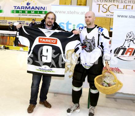 Eishockey NAHL. Finale. Tarco Woelfe Klagenfurt gegen Kapfenberg.  Peter Mateicka wird von Bruno Tarmann verabschiedet (Tarco). Klagenfurt, 30.3.2013.
Foto: Kuess
---
pressefotos, pressefotografie, kuess, qs, qspictures, sport, bild, bilder, bilddatenbank