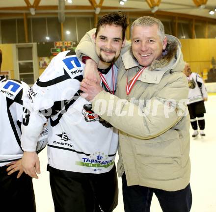 Eishockey NAHL. Finale. Tarco Woelfe Klagenfurt gegen Kapfenberg.  Jubel Michael Koefeler, Trainer Hans Sulzer (Tarco). Klagenfurt, 30.3.2013.
Foto: Kuess
---
pressefotos, pressefotografie, kuess, qs, qspictures, sport, bild, bilder, bilddatenbank