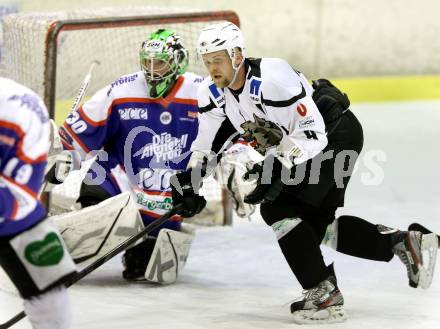 Eishockey NAHL. Finale. Tarco Woelfe Klagenfurt gegen Kapfenberg.  Peter Mateicka, (Tarco), Robin Gruber (Kapfenberg). Klagenfurt, 30.3.2013.
Foto: Kuess
---
pressefotos, pressefotografie, kuess, qs, qspictures, sport, bild, bilder, bilddatenbank