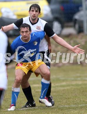 Fussball Kaerntner Liga. Maria Saal gegen Bleiburg. Christoph Noessler, (Maria Saal), Almedin Hota (Bleiburg).
Maria Saal, 30.3.2013.
Foto: Kuess
---
pressefotos, pressefotografie, kuess, qs, qspictures, sport, bild, bilder, bilddatenbank