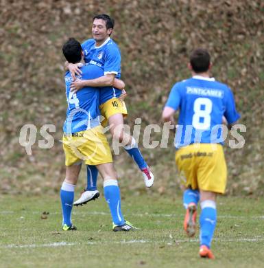 Fussball Kaerntner Liga. Maria Saal gegen Bleiburg. Torjubel Lovro Plimon, Almedin Hota (Bleiburg).
Maria Saal, 30.3.2013.
Foto: Kuess
---
pressefotos, pressefotografie, kuess, qs, qspictures, sport, bild, bilder, bilddatenbank