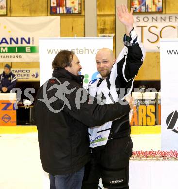 Eishockey NAHL. Finale. Tarco Woelfe Klagenfurt gegen Kapfenberg.  Peter Mateicka wird von Bruno Tarmann verabschiedet (Tarco). Klagenfurt, 30.3.2013.
Foto: Kuess
---
pressefotos, pressefotografie, kuess, qs, qspictures, sport, bild, bilder, bilddatenbank