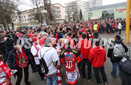 EBEL. Eishockey Bundesliga. EC KAC gegen PC Vienna Capitals.. Wartende KAC Fans vor der Klagenfurter Stadthalle.. Klagenfurt, am 31.3.2013.
Foto: Kuess 


---
pressefotos, pressefotografie, kuess, qs, qspictures, sport, bild, bilder, bilddatenbank