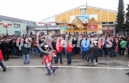EBEL. Eishockey Bundesliga. EC KAC gegen PC Vienna Capitals..  Wartende KAC Fans vor der Klagenfurter Stadthalle.. Klagenfurt, am 31.3.2013.
Foto: Kuess 


---
pressefotos, pressefotografie, kuess, qs, qspictures, sport, bild, bilder, bilddatenbank
