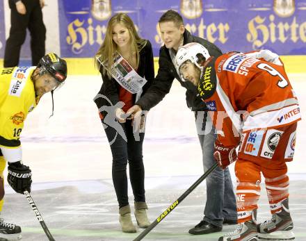 EBEL. Eishockey Bundesliga. EC KAC gegen PC Vienna Capitals.. Tyler Spurgeon,  (KAC), Philpp Pinter, (Caps),  Miss Kaernten Tanja Doppelreiter. Klagenfurt, am 31.3.2013.
Foto: Kuess 


---
pressefotos, pressefotografie, kuess, qs, qspictures, sport, bild, bilder, bilddatenbank