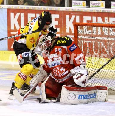 EBEL. Eishockey Bundesliga. EC KAC gegen PC Vienna Capitals.. Rene Swette, (KAC), Tony Romano  (Caps). Klagenfurt, am 31.3.2013.
Foto: Kuess 


---
pressefotos, pressefotografie, kuess, qs, qspictures, sport, bild, bilder, bilddatenbank