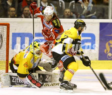 EBEL. Eishockey Bundesliga. EC KAC gegen PC Vienna Capitals.. Tyler Scofield,  (KAC), Mattheuw Zaba, Sven Klimbacher (Caps). Klagenfurt, am 31.3.2013.
Foto: Kuess 


---
pressefotos, pressefotografie, kuess, qs, qspictures, sport, bild, bilder, bilddatenbank