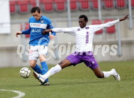 Fussball Regionalliga. SK Austria Klagenfurt gegen VSV. Eric Akoto,  (Austria Klagenfurt), Emre Okatan (VSV). Klagenfurt, 5.4.2013.
Foto: Kuess
---
pressefotos, pressefotografie, kuess, qs, qspictures, sport, bild, bilder, bilddatenbank