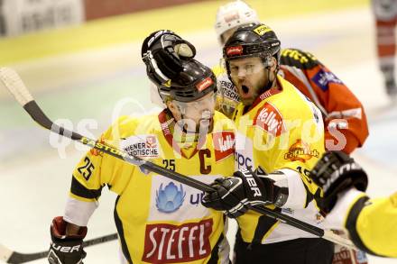 EBEL. Eishockey Bundesliga. EC KAC gegen PC Vienna Capitals.. Torjubel Benoit Gratton, Francois Fortier  (Caps). Klagenfurt, am 4.5.2013.
Foto: Kuess 


---
pressefotos, pressefotografie, kuess, qs, qspictures, sport, bild, bilder, bilddatenbank