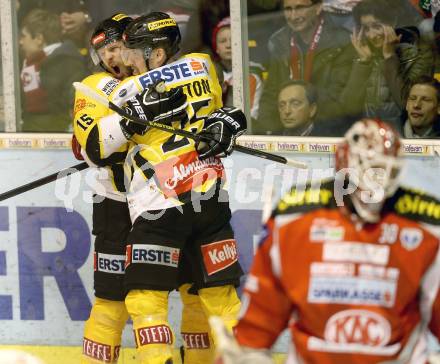 EBEL. Eishockey Bundesliga. EC KAC gegen PC Vienna Capitals..  Torjubel Francois Fortier, Benoit Gratton (Caps). Klagenfurt, am 4.5.2013.
Foto: Kuess 


---
pressefotos, pressefotografie, kuess, qs, qspictures, sport, bild, bilder, bilddatenbank