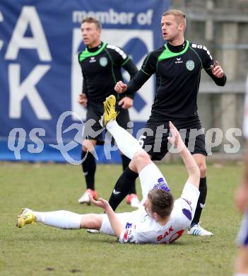 Fussball Regionalliga. SAK gegen Pasching. Biscan Darijo (SAK), Grasegger Martin (Pasching). Klagenfurt, am 6.4.2013.
Foto: Kuess
---
pressefotos, pressefotografie, kuess, qs, qspictures, sport, bild, bilder, bilddatenbank