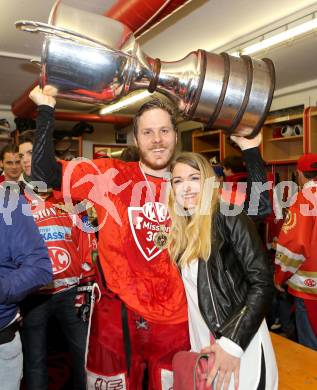 EBEL. Eishockey Bundesliga. EC KAC gegen PC Vienna Capitals.. Meisterjubel Manuel Geier mit Freundin Miriam (Meister KAC). Klagenfurt, am 4.5.2013.
Foto: Kuess 


---
pressefotos, pressefotografie, kuess, qs, qspictures, sport, bild, bilder, bilddatenbank