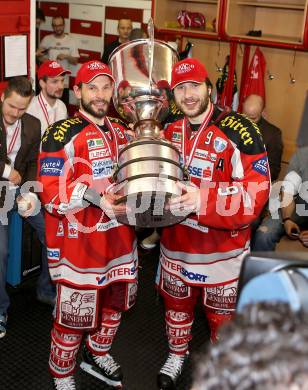 EBEL. Eishockey Bundesliga. EC KAC gegen PC Vienna Capitals.. Meisterjubel Thomas Koch, Tyler Spurgeon (Meister KAC). Klagenfurt, am 4.5.2013.
Foto: Kuess 


---
pressefotos, pressefotografie, kuess, qs, qspictures, sport, bild, bilder, bilddatenbank