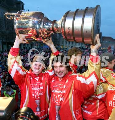 EBEL. Eishockey Bundesliga. EC KAC. Meisterfeier. Tyler Scofield, Tyler Spurgeon. Klagenfurt, am 8.4.2013.
Foto: Kuess 


---
pressefotos, pressefotografie, kuess, qs, qspictures, sport, bild, bilder, bilddatenbank