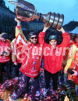 EBEL. Eishockey Bundesliga. EC KAC. Meisterfeier. Martin Schumnig, Stefan Schumnig. Klagenfurt, am 8.4.2013.
Foto: Kuess 


---
pressefotos, pressefotografie, kuess, qs, qspictures, sport, bild, bilder, bilddatenbank