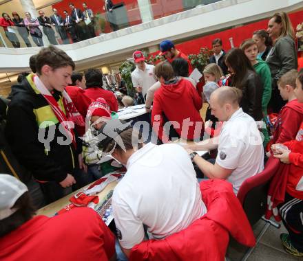 EBEL. Eishockey Bundesliga. EC KAC. Meisterfeier.  Autogrammstunde. Mike Siklenka. Klagenfurt, am 8.4.2013.
Foto: Kuess 


---
pressefotos, pressefotografie, kuess, qs, qspictures, sport, bild, bilder, bilddatenbank