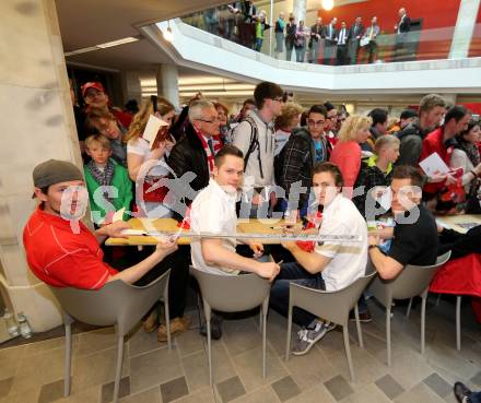 EBEL. Eishockey Bundesliga. EC KAC. Meisterfeier.  Autogrammstunde. Gregor Hager, Stefan Geier, Maximilian Isopp, Manuel Geier.  Klagenfurt, am 8.4.2013.
Foto: Kuess 


---
pressefotos, pressefotografie, kuess, qs, qspictures, sport, bild, bilder, bilddatenbank