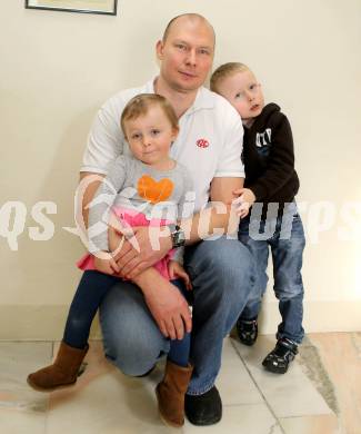 EBEL. Eishockey Bundesliga. EC KAC. Meisterfeier. Mike Siklenka mit Tochter Reyn und Sohn Jones.. Klagenfurt, am 8.4.2013.
Foto: Kuess 


---
pressefotos, pressefotografie, kuess, qs, qspictures, sport, bild, bilder, bilddatenbank