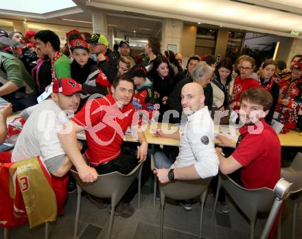 EBEL. Eishockey Bundesliga. EC KAC. Meisterfeier.  Autogrammstunde. Johannes Kirisits, David Schuller, Herbert Ratz, Paul Schellander. Klagenfurt, am 8.4.2013.
Foto: Kuess 


---
pressefotos, pressefotografie, kuess, qs, qspictures, sport, bild, bilder, bilddatenbank