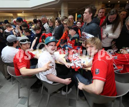 EBEL. Eishockey Bundesliga. EC KAC. Meisterfeier.  Autogrammstunde. Raphael Herburger, Stefan Schumnig,Rene Swette.  Klagenfurt, am 8.4.2013.
Foto: Kuess 


---
pressefotos, pressefotografie, kuess, qs, qspictures, sport, bild, bilder, bilddatenbank