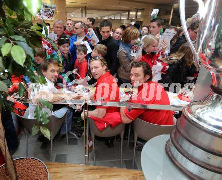 EBEL. Eishockey Bundesliga. EC KAC. Meisterfeier.  Thomas Koch, Lundmark Jamie, John Lammers. Autogrammstunde. Klagenfurt, am 8.4.2013.
Foto: Kuess 


---
pressefotos, pressefotografie, kuess, qs, qspictures, sport, bild, bilder, bilddatenbank