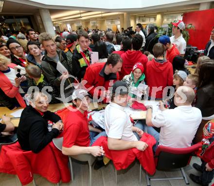 EBEL. Eishockey Bundesliga. EC KAC. Meisterfeier.  Autogrammstunde. Andy Chiodo, Patrick Harand, Thomas Hundertpfund, Mike Siklenka. Klagenfurt, am 8.4.2013.
Foto: Kuess 


---
pressefotos, pressefotografie, kuess, qs, qspictures, sport, bild, bilder, bilddatenbank