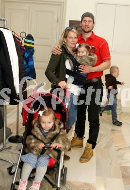 EBEL. Eishockey Bundesliga. EC KAC. Meisterfeier. Gregor Hager mit Frau Susi und Kinder . Klagenfurt, am 8.4.2013.
Foto: Kuess 


---
pressefotos, pressefotografie, kuess, qs, qspictures, sport, bild, bilder, bilddatenbank