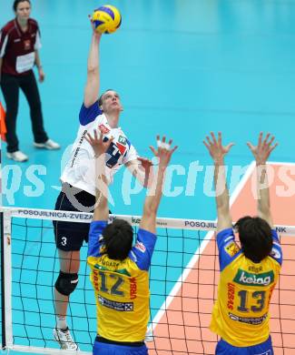 Volleyball. AVL Finalspiel. Aich/Dob gegen Hypo Tirol. Wlodarczyk Wojciech, Reiser Gerald (Aich/Dob), David Szabo (Tirol). Bleiburg, 10.4.2013.
Foto: Kuess

---
pressefotos, pressefotografie, kuess, qs, qspictures, sport, bild, bilder, bilddatenbank