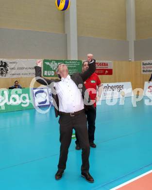 Volleyball. AVL Finalspiel. Aich/Dob gegen Hypo Tirol. Landeshauptmann Peter Kaiser, Martin Micheu (Aich/Dob). Bleiburg, 17.4.2013.
Foto: Kuess

---
pressefotos, pressefotografie, kuess, qs, qspictures, sport, bild, bilder, bilddatenbank