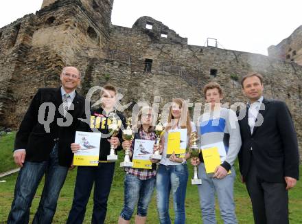 Schi Alpin. Siegerehrung Raiffeisen Schuelercup.   Raimund Berger, Felix Hacker, Jennifer Starc, Melissa Poecher, Sebastian Walder,  Peter Gauper. Glanegg, am 19.4.2013.
Foto: Kuess
---
pressefotos, pressefotografie, kuess, qs, qspictures, sport, bild, bilder, bilddatenbank