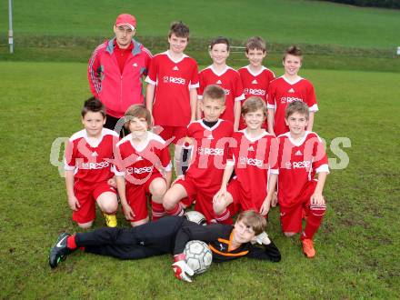 Fussball Nachwuchs. U12 Glanegg. Mannschaftsfoto. Trainer Engelbert Gruntnig, Maximilian Pertlwieser, Marvin Stromberger, Johannes Prisslan, Niklas Pertlwieser, Martin Gebhard, Pascal Gruntnig, Niklas Kircher, Silvio Wernig, Miguel Mattersdorfer . Feldkirchen, am 19.4.2013.
Foto: Kuess
---
pressefotos, pressefotografie, kuess, qs, qspictures, sport, bild, bilder, bilddatenbank