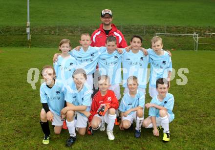 Fussball Nachwuchs. U9 St. Veit/Glan. Mannschaftsfoto. Trainer Dieter Wernig, Magdalena Rukavina, Valentin Safran, Alexander Buerger, Benjamin Habich, Manuel Krassnitzer, Fabian Cabak, Nico Wernig, Maximilian Tragner, Philipp Tschopp, Florian Schneider. Feldkirchen, am 19.4.2013.
Foto: Kuess
---
pressefotos, pressefotografie, kuess, qs, qspictures, sport, bild, bilder, bilddatenbank