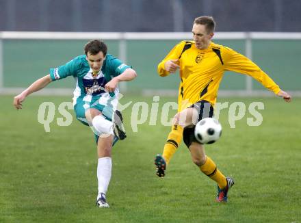 Fussball Kaerntner Liga. Welzenegg gegen ATSV Wolfsberg. Christian Gomernik, (Welzenegg) Patrick Marzi  (Wolfsberg). Welzenegg, 19.4.2013.
Foto: kuess
---
pressefotos, pressefotografie, kuess, qs, qspictures, sport, bild, bilder, bilddatenbank