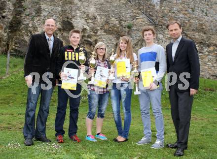 Schi Alpin. Siegerehrung Raiffeisen Schuelercup. Raimund Berger, Felix Hacker, Jennifer Starc, Melissa Poecher, Sebastian Walder,  Peter Gauper. Glanegg, am 19.4.2013.
Foto: Kuess
---
pressefotos, pressefotografie, kuess, qs, qspictures, sport, bild, bilder, bilddatenbank