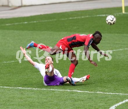 Fussball Regionalliga. SK Austria Klagenfurt gegen LASK. Grega Triplat,  (Austria Klagenfurt), Takougnadi Balakiyem (LASK). Klagenfurt, 20.4.2013.
Foto: Kuess
---
pressefotos, pressefotografie, kuess, qs, qspictures, sport, bild, bilder, bilddatenbank