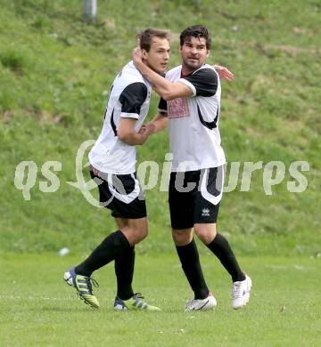 Fussball Kaerntner Liga. Maria Saal gegen Ruden. Torjubel Araujo Da Silva Filho Aldamir, Bernhard Walzl (Maria Saal). Maria Saal, 20.4.2013.
Foto: Kuess
---
pressefotos, pressefotografie, kuess, qs, qspictures, sport, bild, bilder, bilddatenbank
