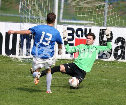 Fussball Unterliga Ost. ASV gegen Wernberg. Manuel Jedlautschnig,  (ASV),  Niklas Rautnig (Wernberg). Annabichl, am 21.4.2013.
Foto: Kuess
---
pressefotos, pressefotografie, kuess, qs, qspictures, sport, bild, bilder, bilddatenbank