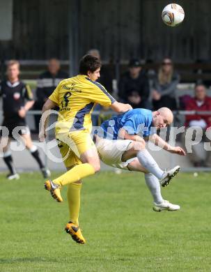 Fussball Unterliga Ost. ASV gegen Wernberg. Daniel Barrazutti, (ASV),  Kevin Pfeiler  (Wernberg). Annabichl, am 21.4.2013.
Foto: Kuess
---
pressefotos, pressefotografie, kuess, qs, qspictures, sport, bild, bilder, bilddatenbank