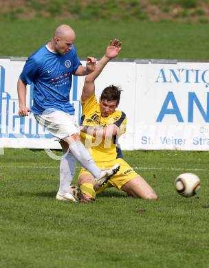 Fussball Unterliga Ost. ASV gegen Wernberg.  Daniel Barrazutti, (ASV),  Michael Smoliner  (Wernberg). Annabichl, am 21.4.2013.
Foto: Kuess
---
pressefotos, pressefotografie, kuess, qs, qspictures, sport, bild, bilder, bilddatenbank